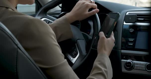 Business Woman Korzystanie ze smartfona podczas jazdy samochodem, Widok z tylnego siedzenia — Wideo stockowe