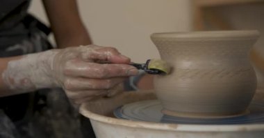 Çömlek Sanatçısı 'nın Kapanışı, Potter Master Tekerlekli Çamur Tenceresi Oluşturuyor