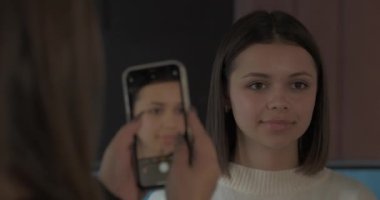 Makyaj Sanatçısı Çalışmaların Sonuçlarını Göstermek için Smartphone 'da Fotoğraflama İstemcisi