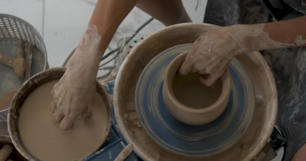 Flat Lay of Potter Master at Work in Clay Studio, Χειροποίητη διαδικασία δημιουργίας γλάστρας σε κεραμικό τροχό — Αρχείο Βίντεο