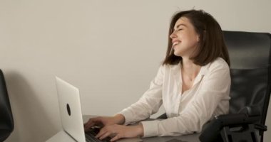 Ofiste çalışan neşeli genç bir kadının portresi, İş yerindeki kadın muhasebeci.