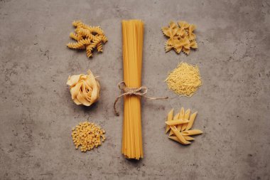 Farklı Makarna Türlerinin Düz Yatağı Masaya Bir Avuç Spagetti Serilmiş