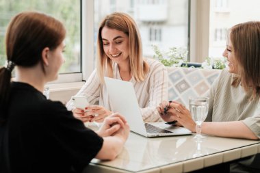 Lokantada Üç Genç ve Neşeli Kadın Öğle Yemeği Toplantısı