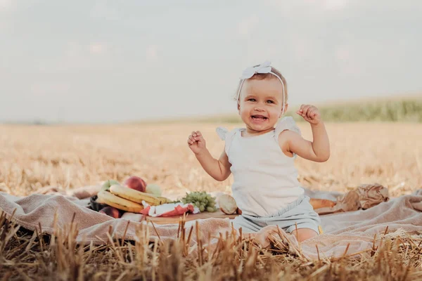 Retrato Feliz Pouco Caucasiano Menina Ter Diversão Durante Família Piquenique — Fotografia de Stock