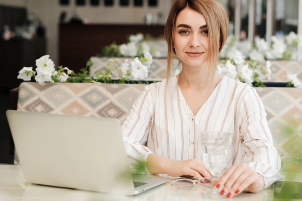 Mujer Joven Confiada Mirando Directamente Cámara Mujer Trabajando Ordenador Portátil — Foto de Stock