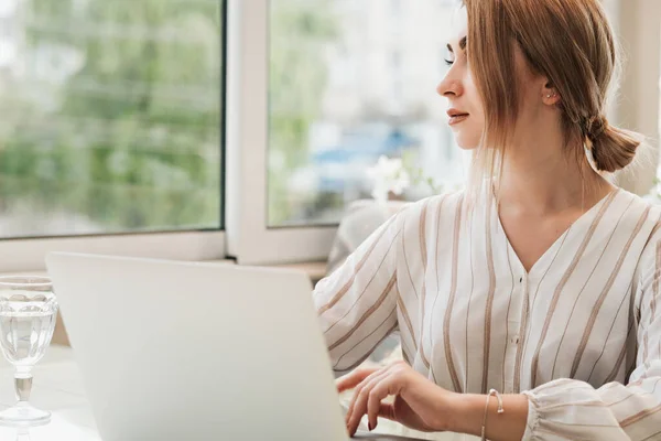 Fiatal Üzletasszony Néz Félre Ablakon Miközben Dolgozik Laptop — Stock Fotó