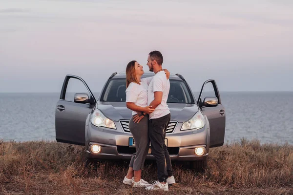 Man Woman Hugging Front Suv Car Young Couple Standing Together — Stock Photo, Image