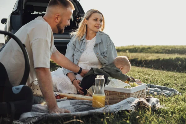 Mladá Rodina Maminka Tatínek Batole Syn Mají Piknik Venku Víkend — Stock fotografie