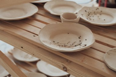 Seramik Stüdyoda El Yapımı Kil Tabak ve Esrar