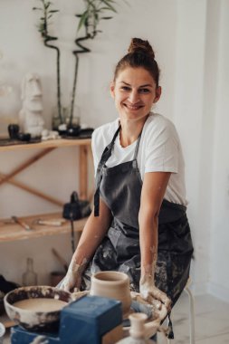 Clay Stüdyosunda Çalışan Kadın Çömlek Ustası, Genç Girişimci Kadın Küçük İşletmelerin Mutlu Sahibi