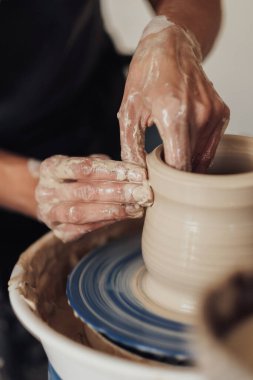 Çömlek Sanatçısı 'nın Kapanışı, Potter Master Tekerlekli Çamur Esrarı Oluşturuyor