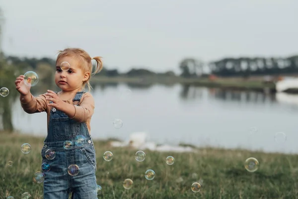 Kleines Mädchen Spielt Draußen Mit Blasen Kind Hat Spaß Der — Stockfoto