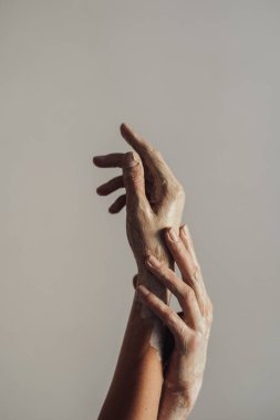 Açık Gri Duvarın Arkasında Çamurda Kadın Elleri Yağlandı, Sanat Çalışmaları Konsepti