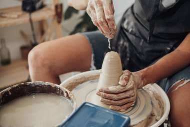 Clay Pot Oluşturma Süreci, Tanımlanamayan Kadın Stüdyoda Çömlek Tekerleği Üzerinde Çalışıyor