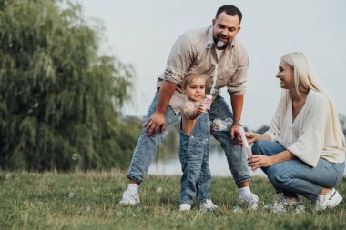 Mutlu Genç Aile Portresi, Anne ve Baba ve Küçük Kızları Dışarıda Dışarıda Eğleniyorlar