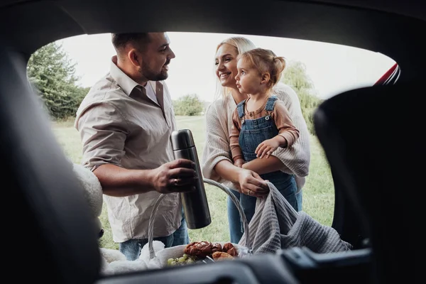 Jeune Famille Deux Parents Avec Leur Petit Enfant Préparant Pique — Photo