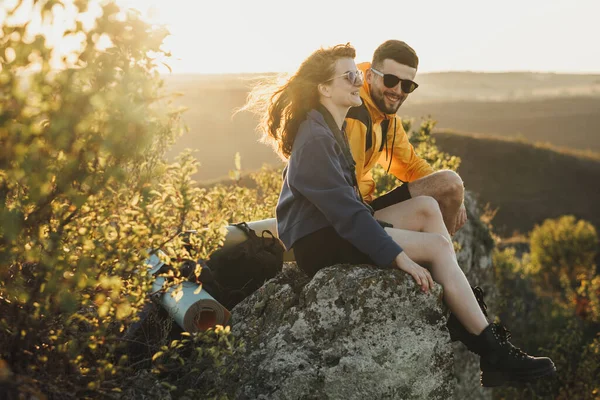 Glückliches Reisepaar Mann Und Frau Die Bei Sonnenuntergang Auf Einem — Stockfoto