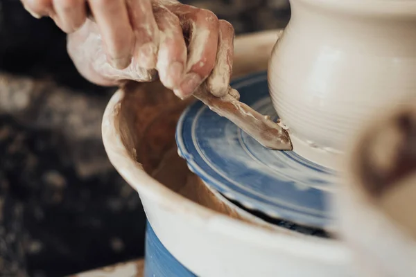仕事中の陶芸家のクローズアップ ろくろに土鍋を作る陶芸家 — ストック写真