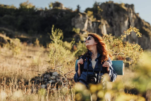 Junge Wanderin Sonnenbrille Mit Digitalkamera Und Rucksack Mit Campingmatte Steht — Stockfoto