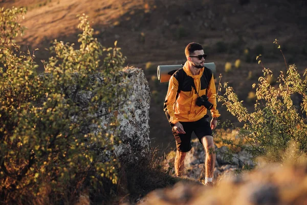 Männlicher Wanderer Mit Rucksack Und Digitalkamera Bei Sonnenuntergang Auf Einem — Stockfoto