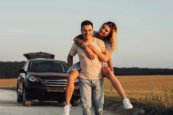 Carries Girlfriend His Background Suv Car Young Couple Enjoying Road — 스톡 사진