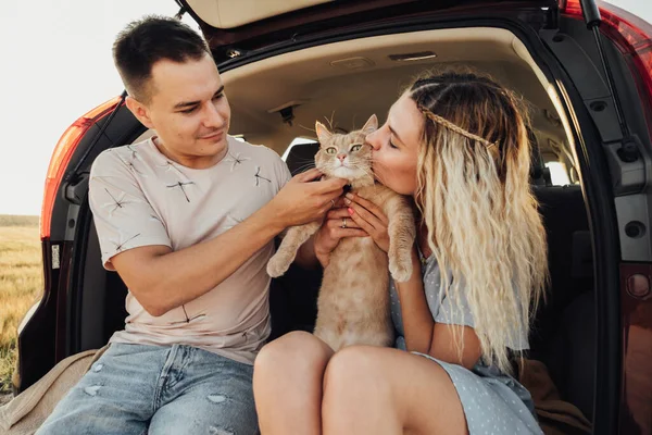 Jovem Mulher Homem Sentados Tronco Carro Com Animal Estimação Casal — Fotografia de Stock