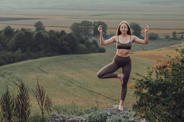 Joven Mujer Caucásica Practica Yoga Aire Libre Con Paisaje Panorámico — Foto de Stock