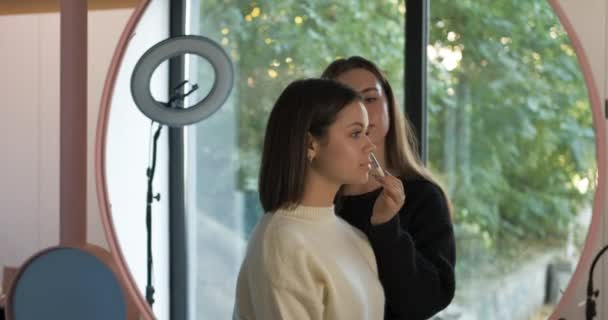 Vista Através Espelho Artista Maquiagem Feminina Usando Escova Para Trabalhar — Vídeo de Stock