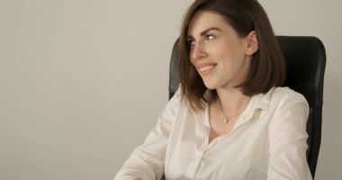 Neşeli Kadın Yönetici Müşteri ile Video Görüşmesini Sonlandıran İş yerindeki Genç Kadın Yönetici