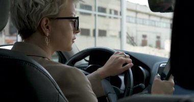 Araba Kullanırken Akıllı Telefon Kullanan İş Kadını, Arka Koltuktan Görünüm