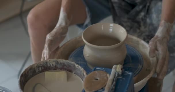工作室内无法辨认的陶器女主人摧毁了陶器轮上手工制作的陶罐 — 图库视频影像