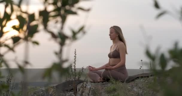 Açık Havada Meditasyon Yapan Atletik Beyaz Kız Günbatımında Doğa Üzerine — Stok video