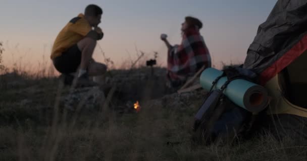 Несконцентрированные Два Молодых Путешественника Мужчина Женщина Сидящие Костра Палатки Открытом — стоковое видео