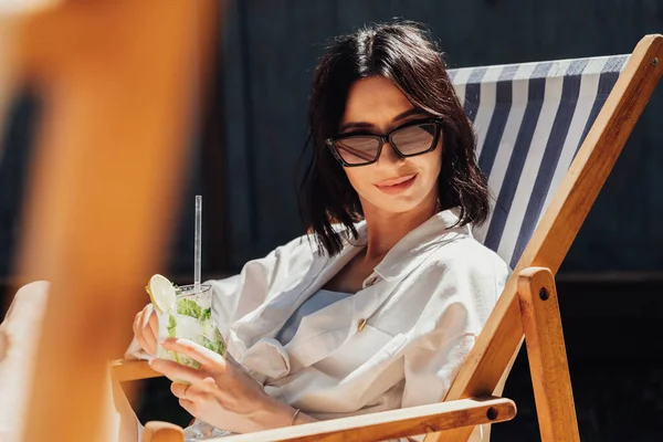 2016 Portrait Young Brunette Woman Sunglass Drinking Cocktail While Severly — 스톡 사진