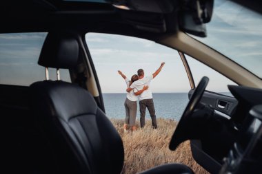 Araç İçinden Bakış, Yolculuktaki Genç Çift, Deniz Arkaplanında Sarılan Erkek ve Kadın