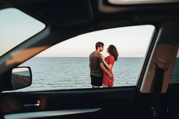 Deniz Arkasında Duran Araba Genç Çifti Nin Penceresinden Gün Batımında — Stok fotoğraf