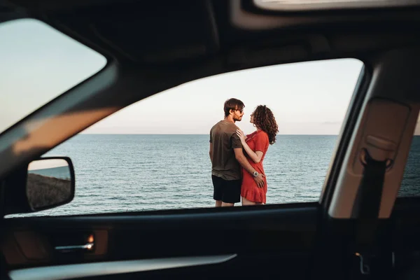 Vista Através Janela Carro Jovem Casal Fundo Mar Homem Abraçando — Fotografia de Stock