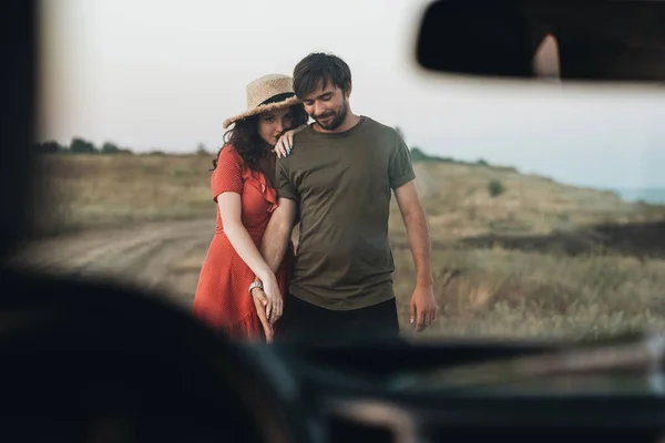 Vista Através Janela Frontal Carro Jovem Casal Homem Mulher Divertindo — Fotografia de Stock