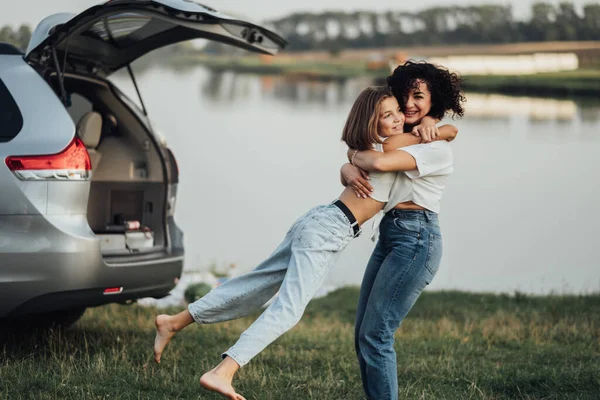 Happy Mothers Day Woman Hugging Cheerful Teenage Daughter Outdoor Background — Φωτογραφία Αρχείου
