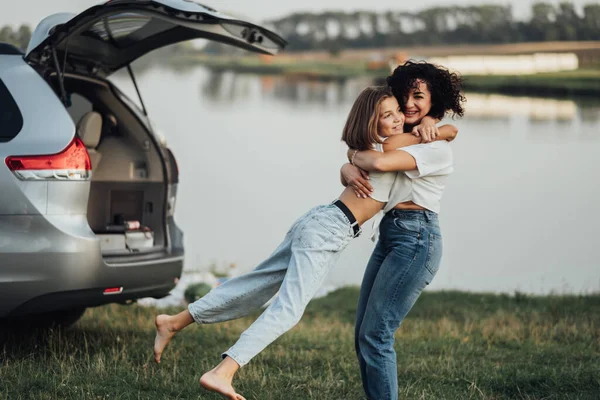 Gelukkige Moederdag Vrouw Knuffelen Met Vrolijke Tienerdochter Buiten Achtergrond Van — Stockfoto