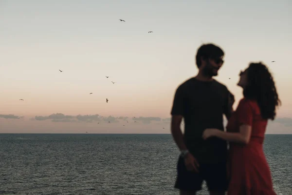Ongefocust Wazig Paar Staande Achtergrond Van Zee Zonsondergang Avonds Meeuwen — Stockfoto