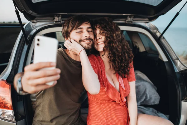 Mutlu Kafkasyalı Çift Adam Kıvırcık Esmer Kadın Smartphone Özçekim Yaparken — Stok fotoğraf