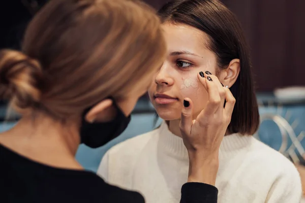 Fermer Jeune Femme Sur Procédure Beauté Maquilleuse Travaillant Avec Client — Photo