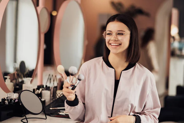 Portrait Jeune Femme Joyeuse Maquilleuse Debout Dans Salon Beauté Femme — Photo