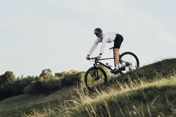 Professional Cyclist Descends Slope Mountain Bike Sportsman Going Hill Bicycle — Foto de Stock