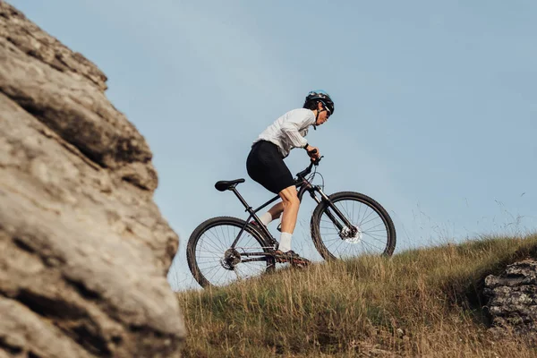 Professional Mountain Bike Cyclist Riding Trail Hill Sunset Extreme Sport — Foto de Stock