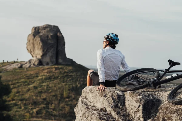 Equipped Professional Male Cyclist Sitting Mountain Bike Edge Rock Enjoys — Foto de Stock