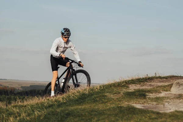 Equipped Professional Male Cyclist Riding Mountain Bike Top Hill Copy — Foto de Stock