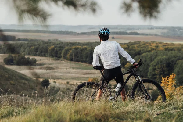 Rear View Professional Cyclist Leans His Bike Enjoys View Journey — Foto de Stock