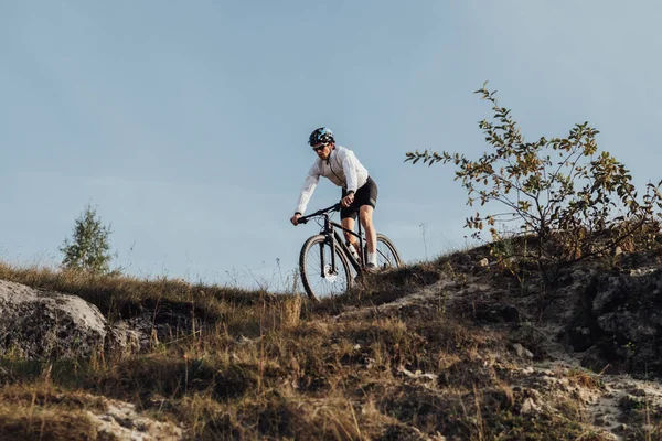 Equipped Professional Cyclist Descends Slope Mountain Bike Sportsman Going Hill — Zdjęcie stockowe